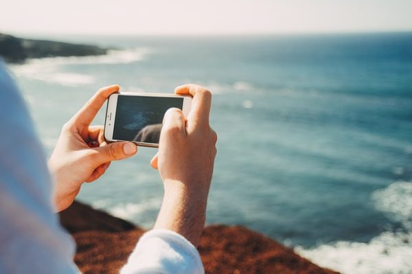 5 Smartphone Accessories Great for Travel